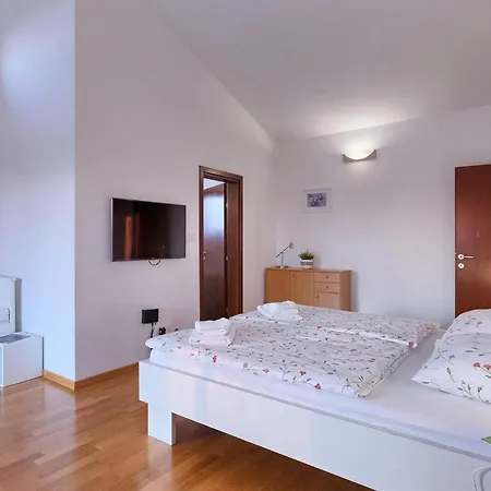 Holiday home Dubravka Mofardini